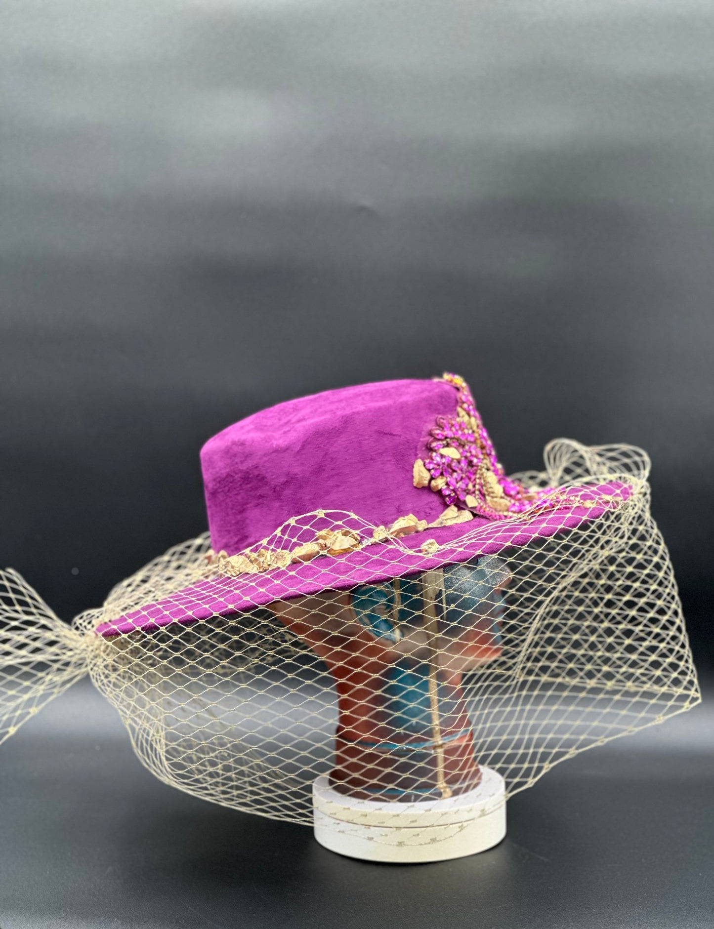 Close-up of the gold veil on the France Magenta Cordobés Hat, highlighting the elegant details, displayed on a mannequin head.