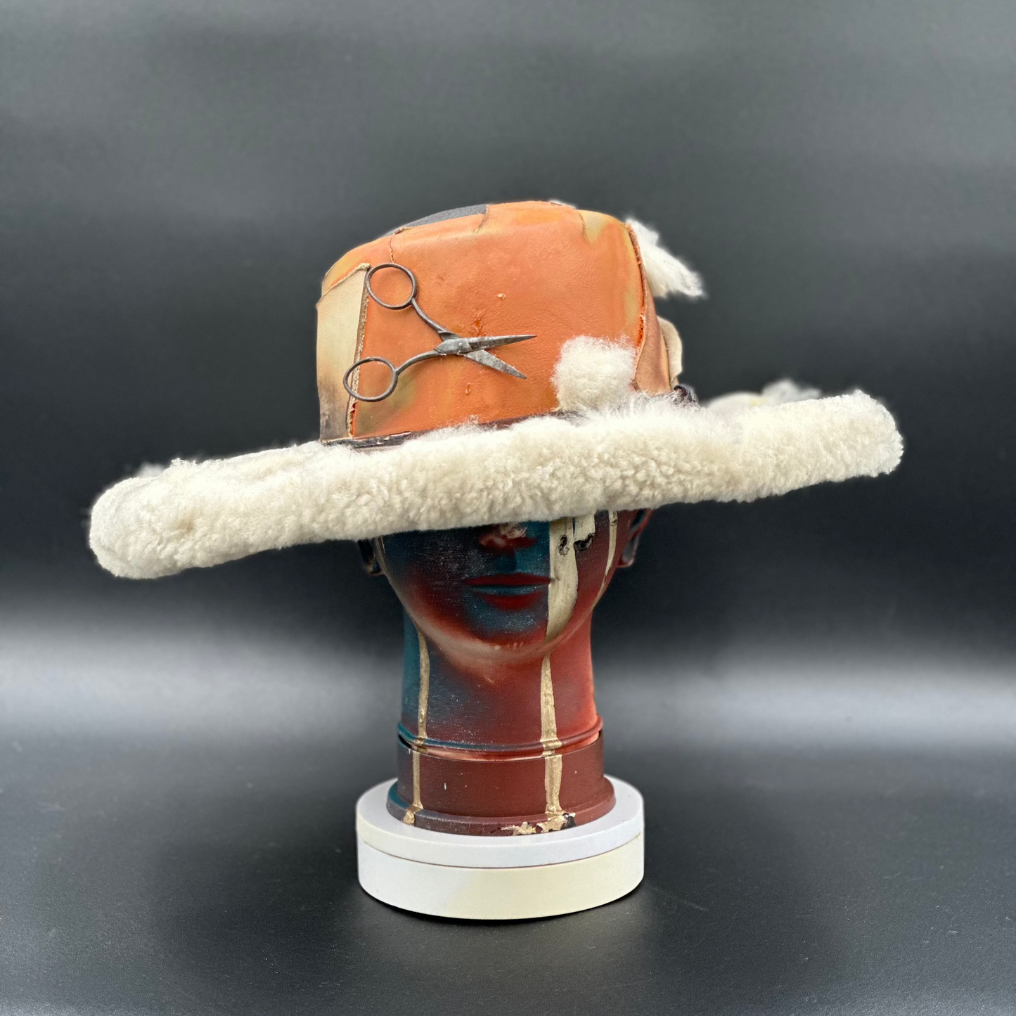 Dinamarca Caramel Cordobés Hat with a central scissor detail, leather accents, and white sheep fur wings. Front view showing the hat's full design and shape.